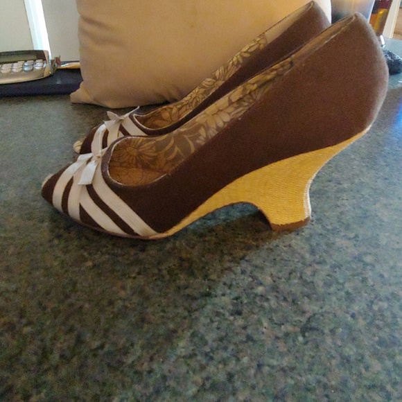 Shoe - Picture 2 of 3